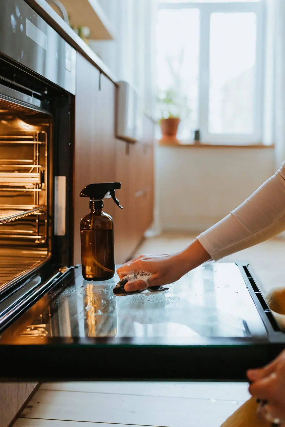 The Benefits of Hiring Professionals for Oven Cleaning